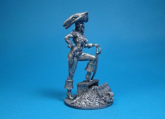 Пиратка с сундуком сокровищ