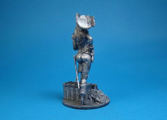 Пиратка с сундуком сокровищ