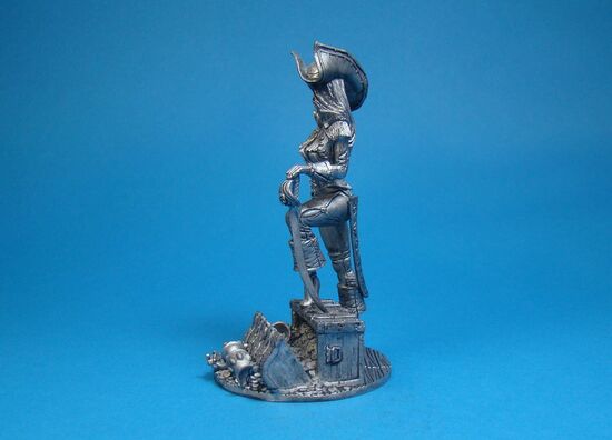 Пиратка с сундуком сокровищ