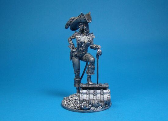 Пиратка с сундуком сокровищ