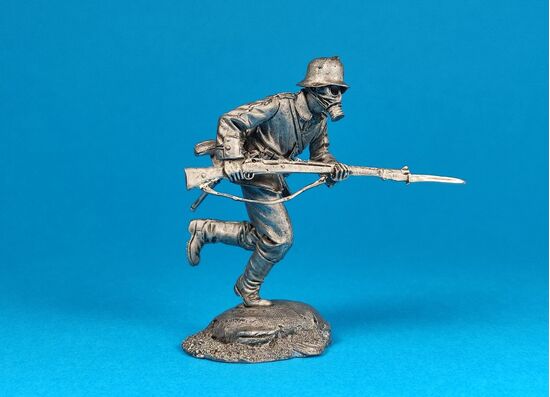 Немецкий пехотинец идет на штурм в противогазе, 1915 год