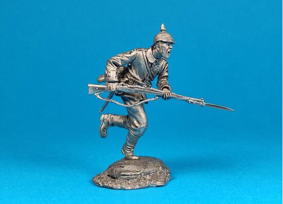 Немецкий пехотинец идет в атаку, 1915 год