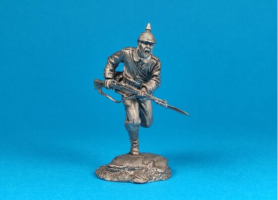 Немецкий пехотинец идет в атаку, 1915 год