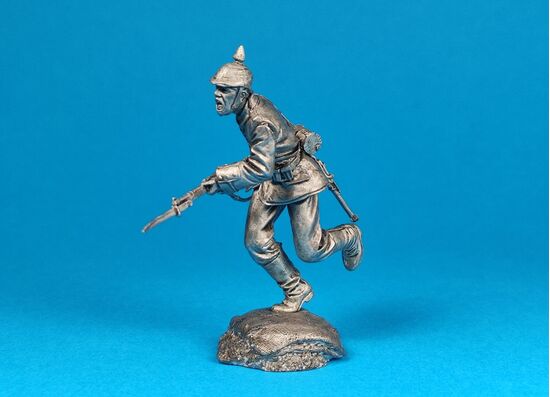 Немецкий пехотинец идет в атаку, 1915 год