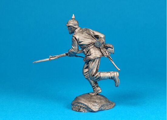 Немецкий пехотинец идет в атаку, 1915 год