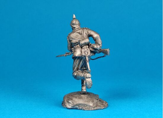 Немецкий пехотинец идет в атаку, 1915 год