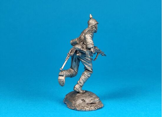 Немецкий пехотинец идет в атаку, 1915 год