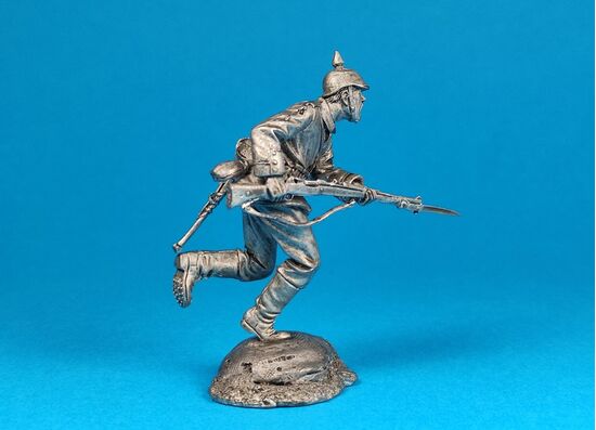 Немецкий пехотинец идет в атаку, 1915 год