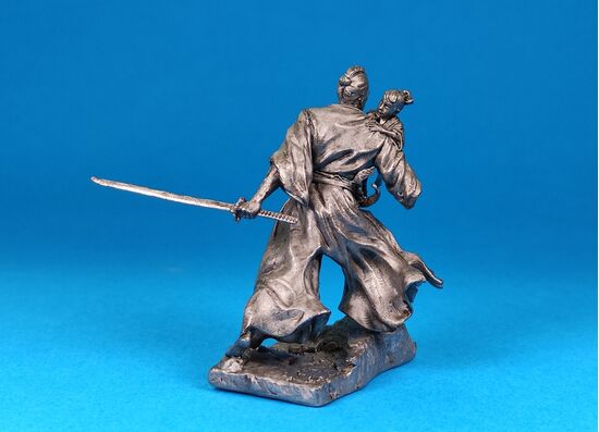 Самурай защищает своего сына